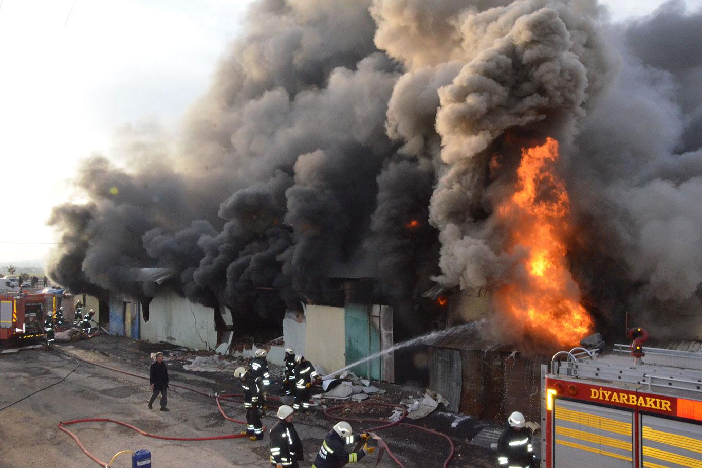 Diyarbakır'da çıkan fabrika yangınında üretim atölyeleri küle döndü